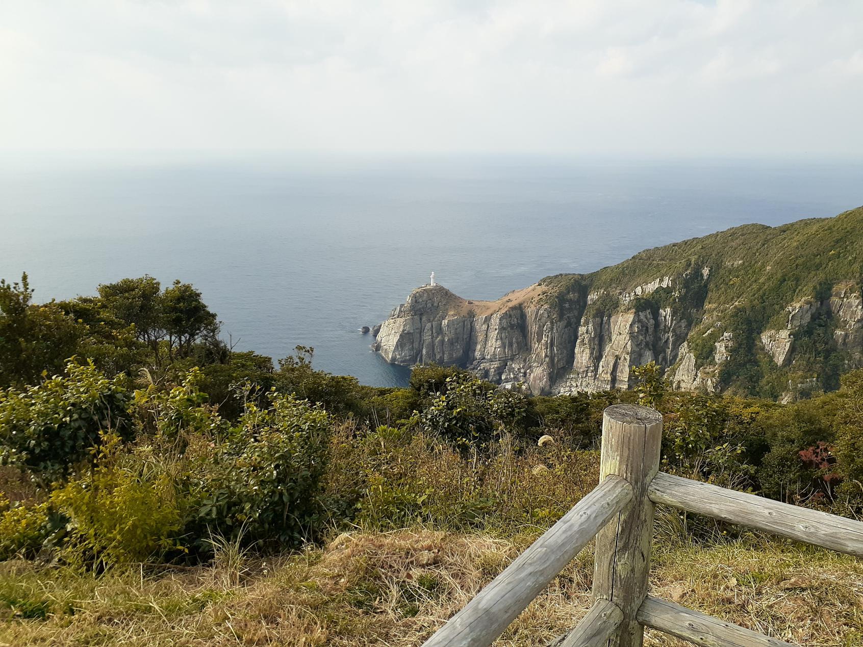 遠くに灯台を望む絶景-2