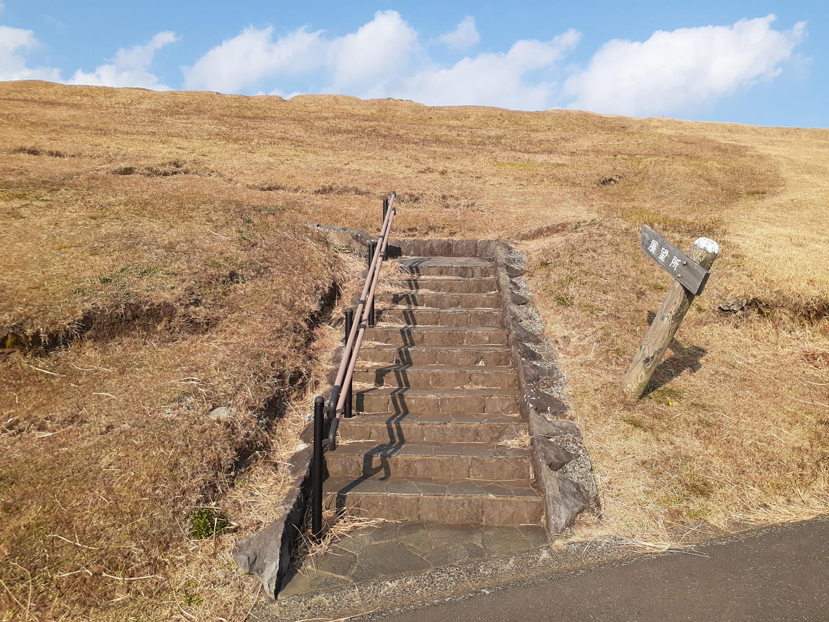 展望所へあがる坂の途中の分岐点-0