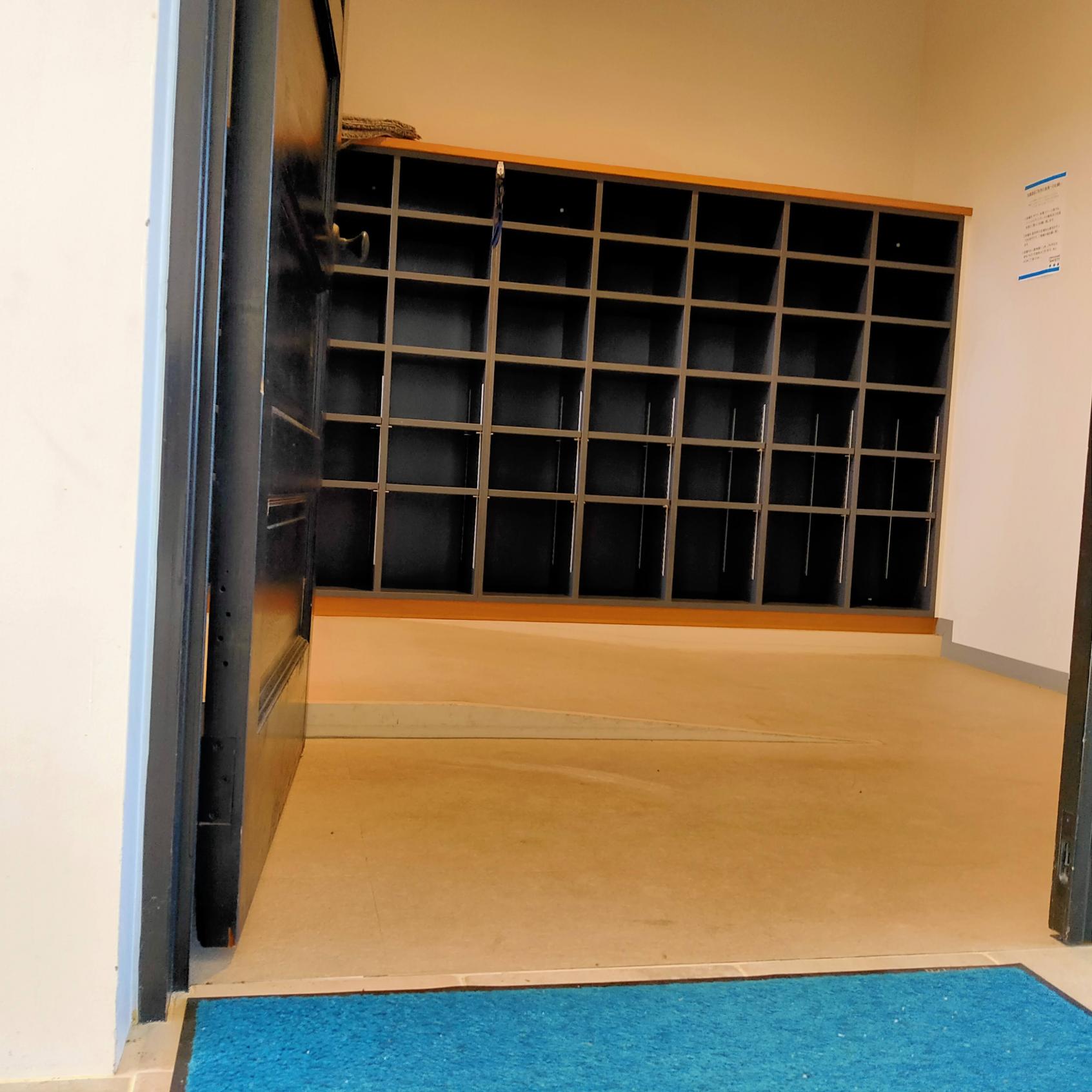 靴脱ぎ場(男湯)-1