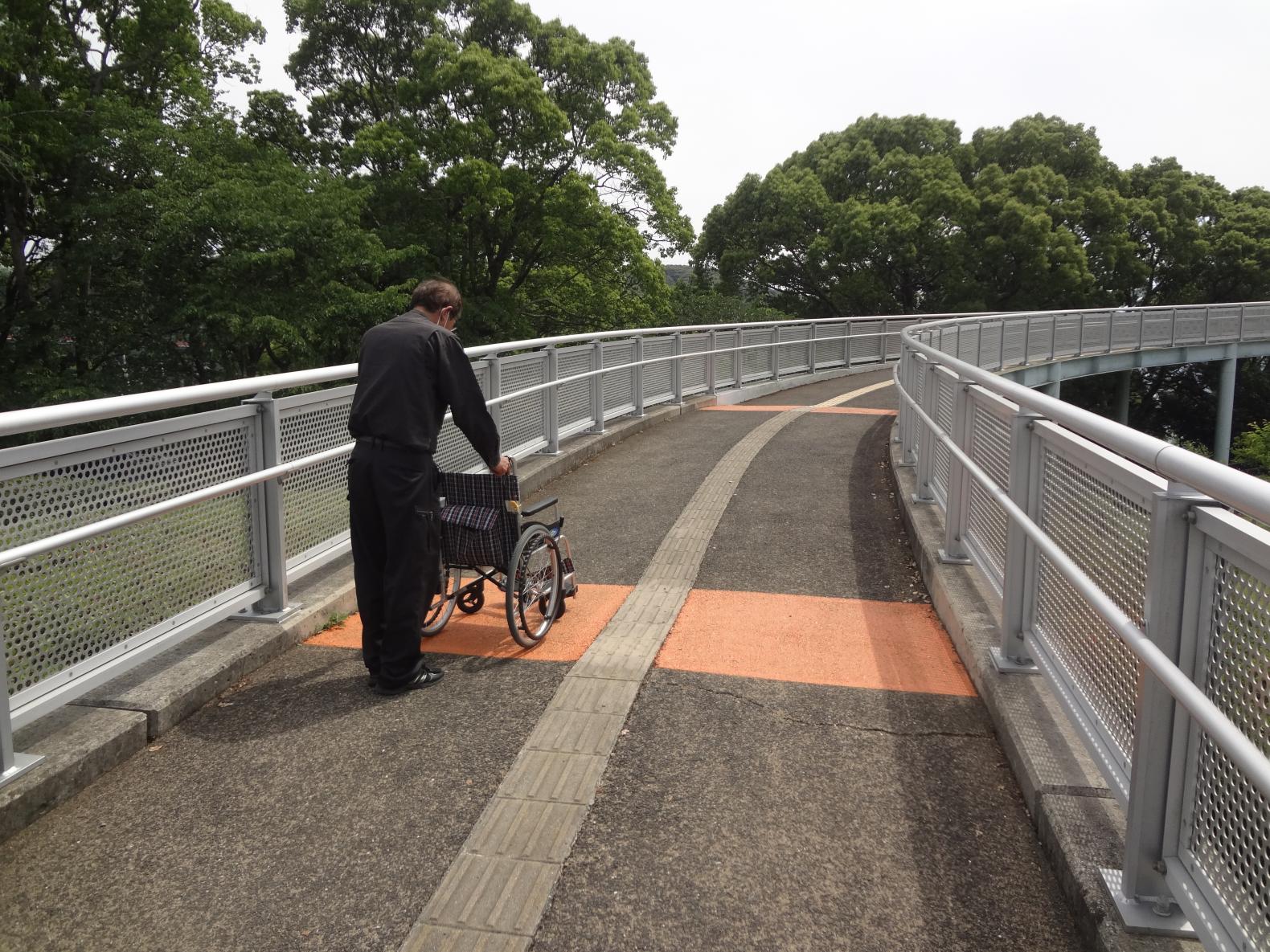 ③歩道橋に向かうスロープへ-3