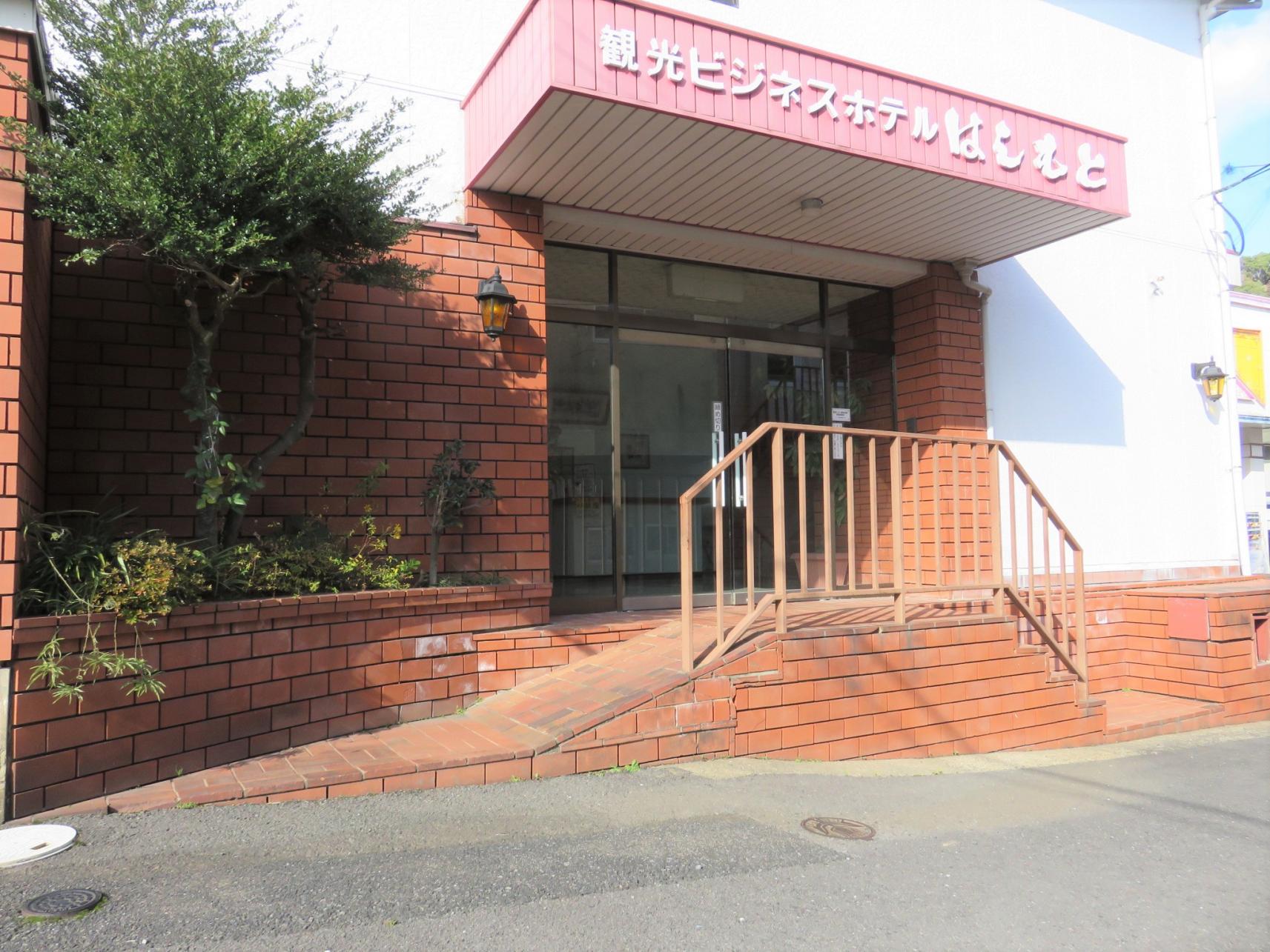 宿泊棟入口(全景)-1