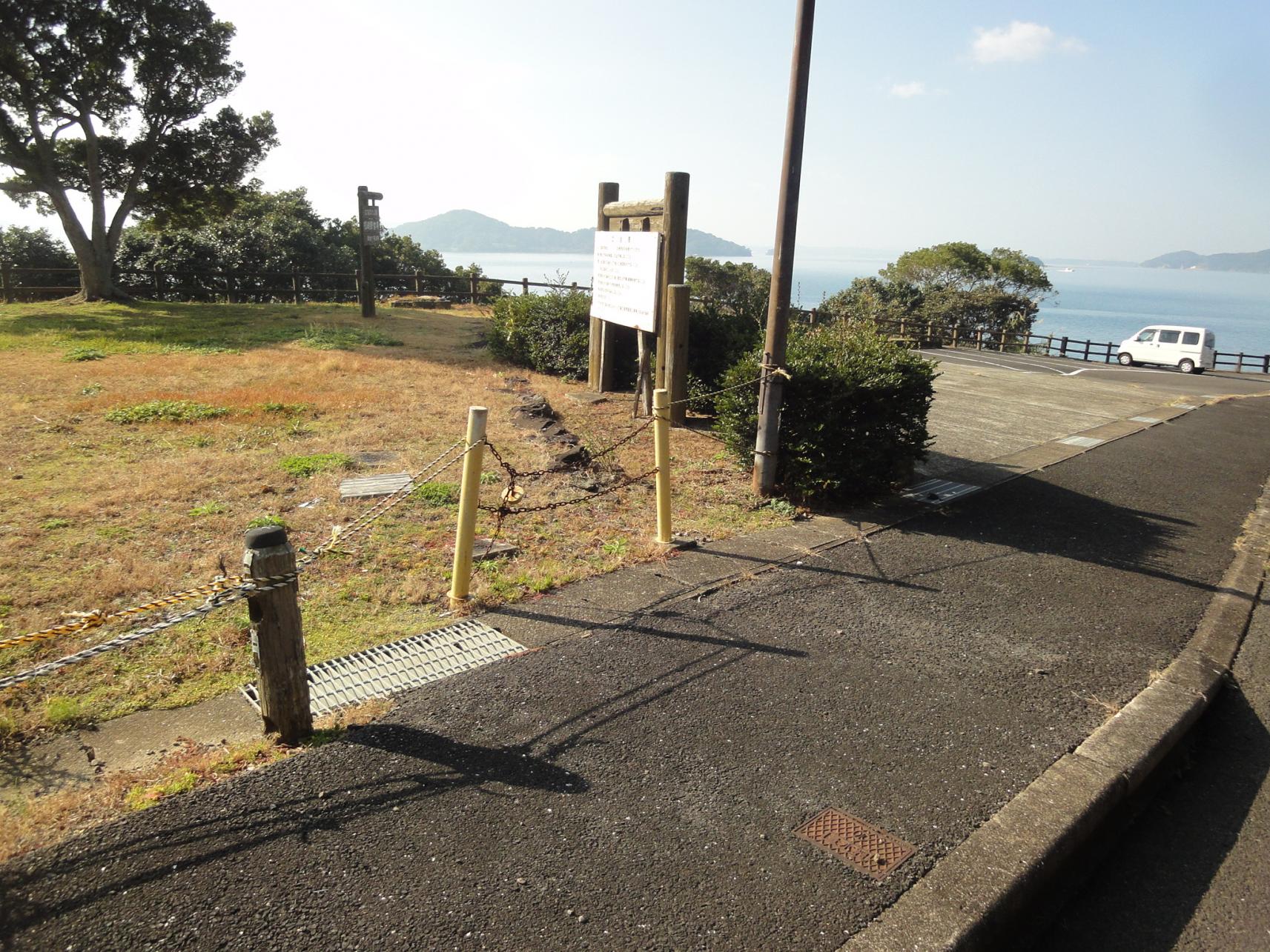 駐車場からの通路-2