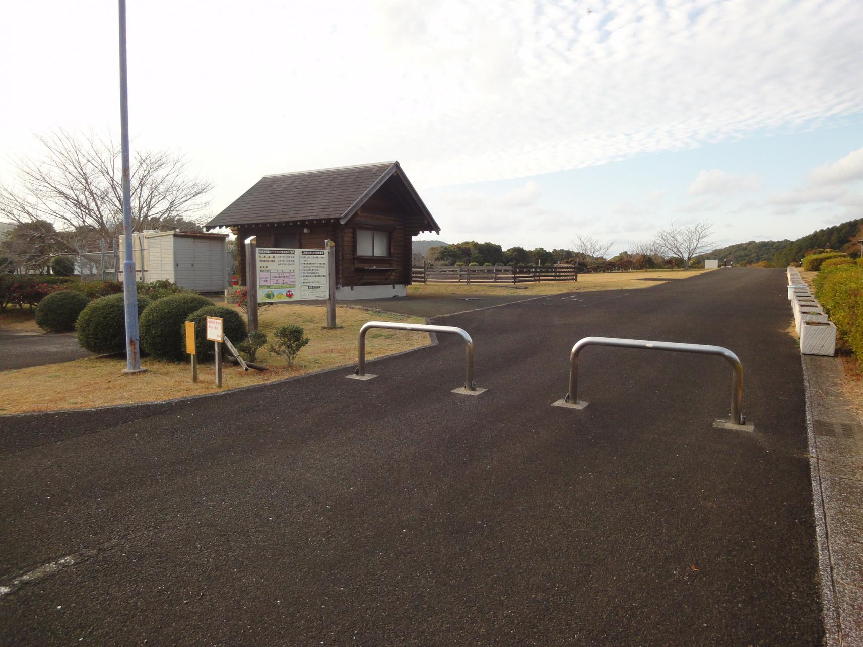 駐車場から施設まで-1