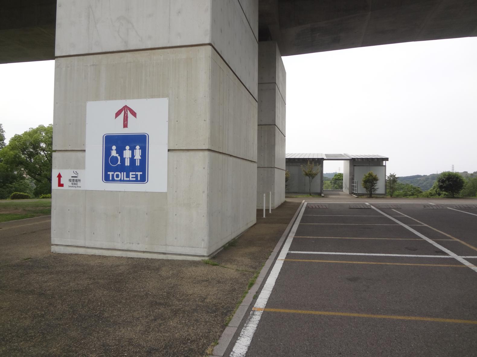 駐車場トイレ案内標示-1