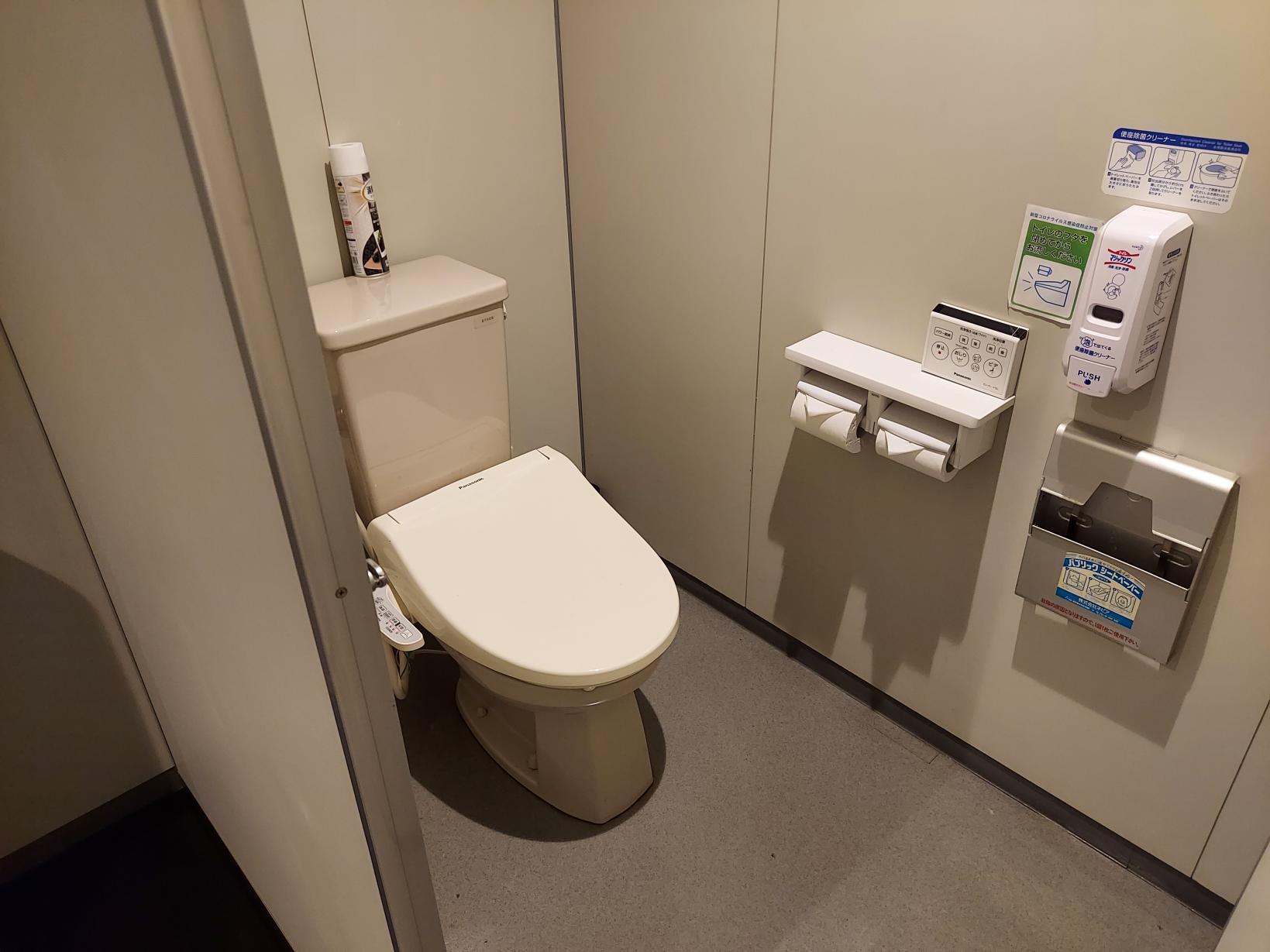 男性トイレ個室-5
