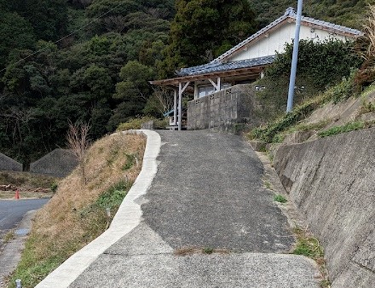 玄関入口までの坂-1