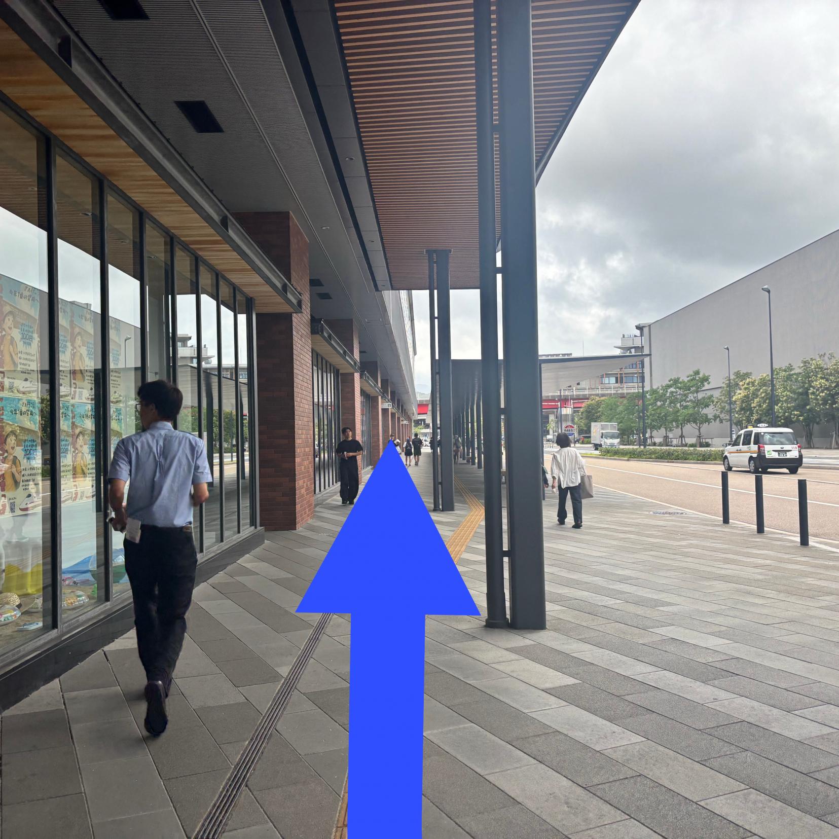 歩道沿いにコインロッカーの入口があります-3