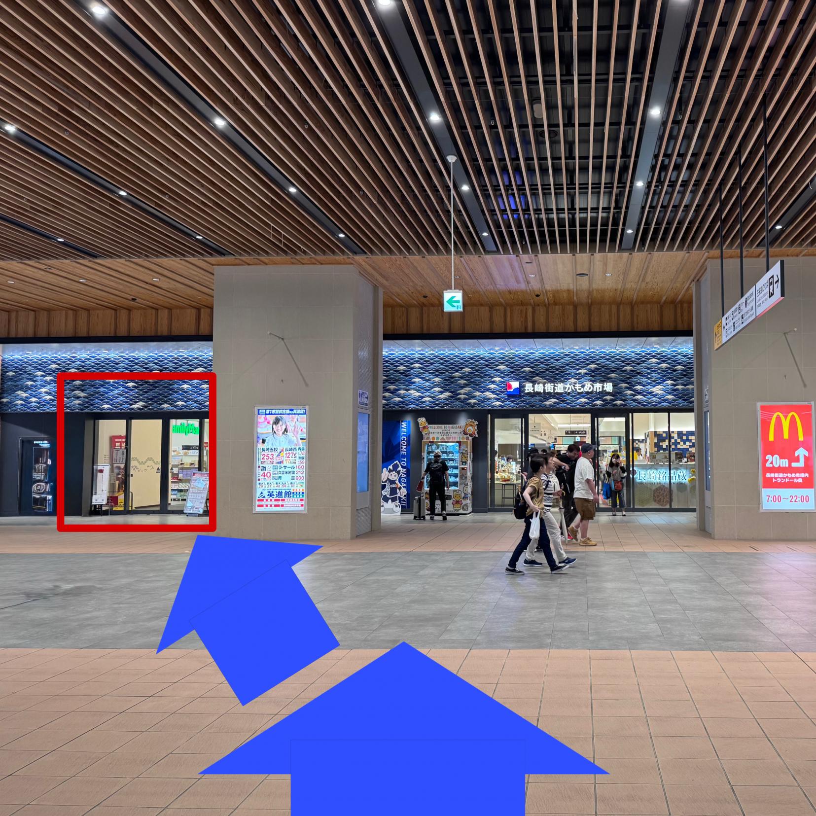 改札から出て正面にある左の入口から「長崎街道かもめ市場」に入ります-0