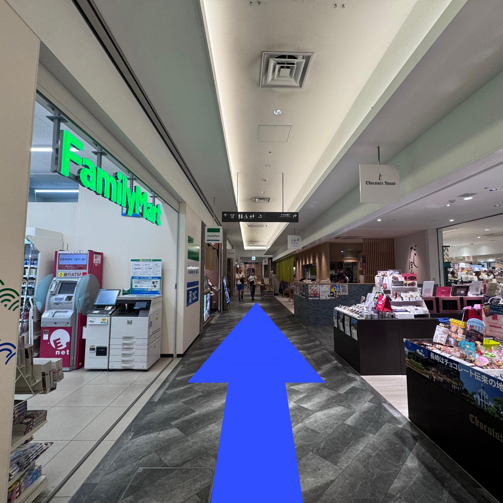 通路をまっすぐ進みます。左手にファミリーマートがあります。-1