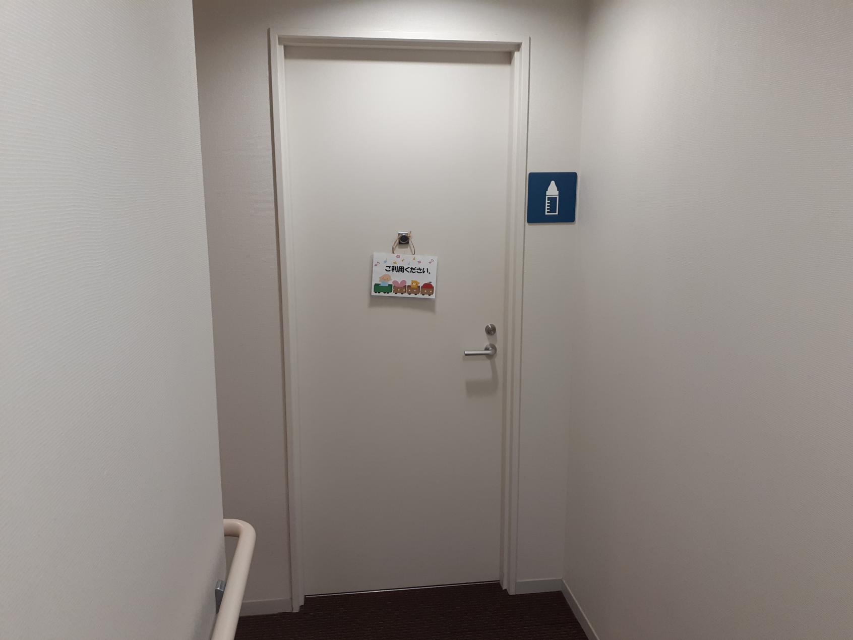 授乳室入口-3