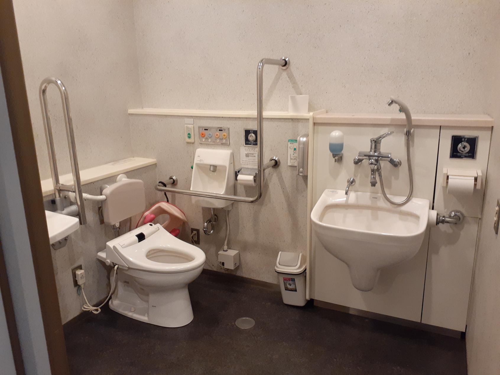 オストメイト対応多目的トイレ-2