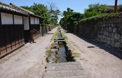 通路中央の水路-2