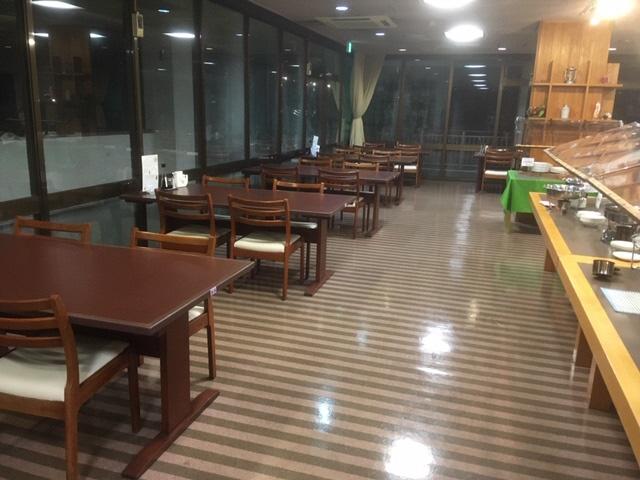 食事会場テーブル-2