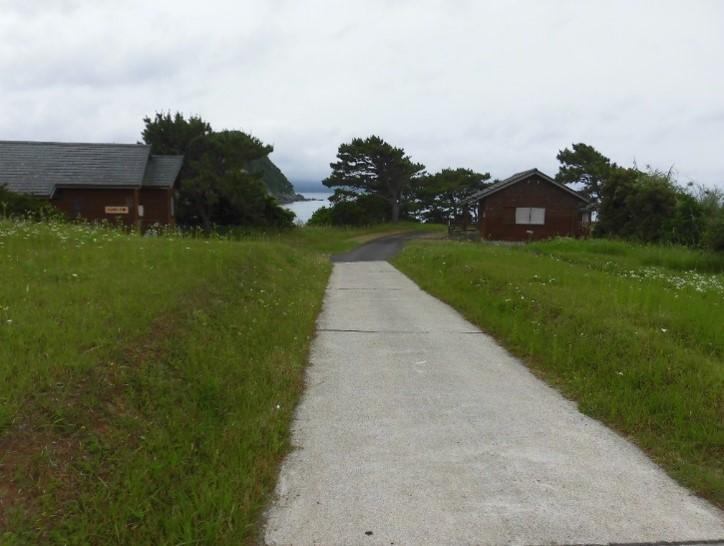 施設までの砂利道-1