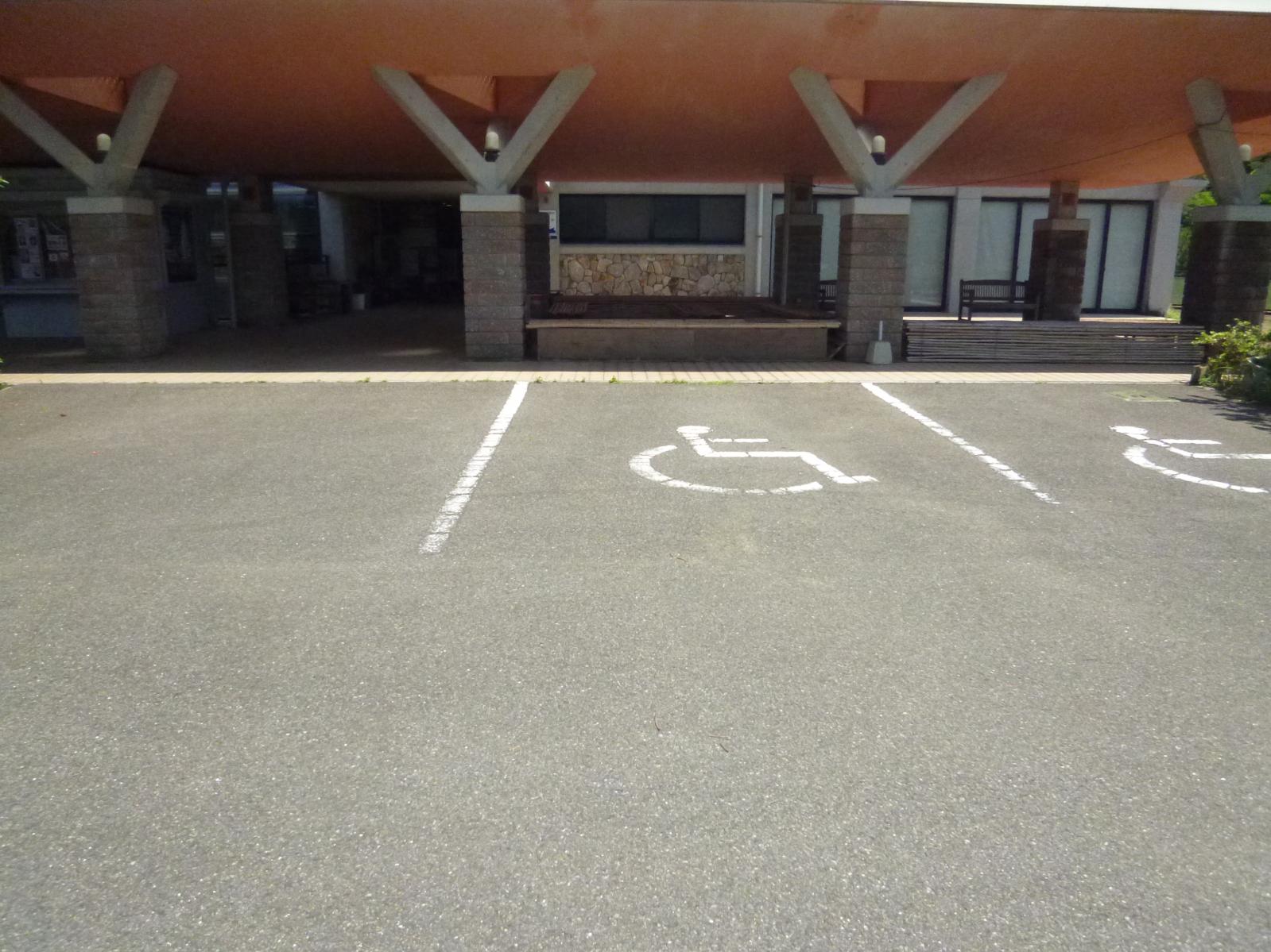 バリアフリー駐車スペース-1