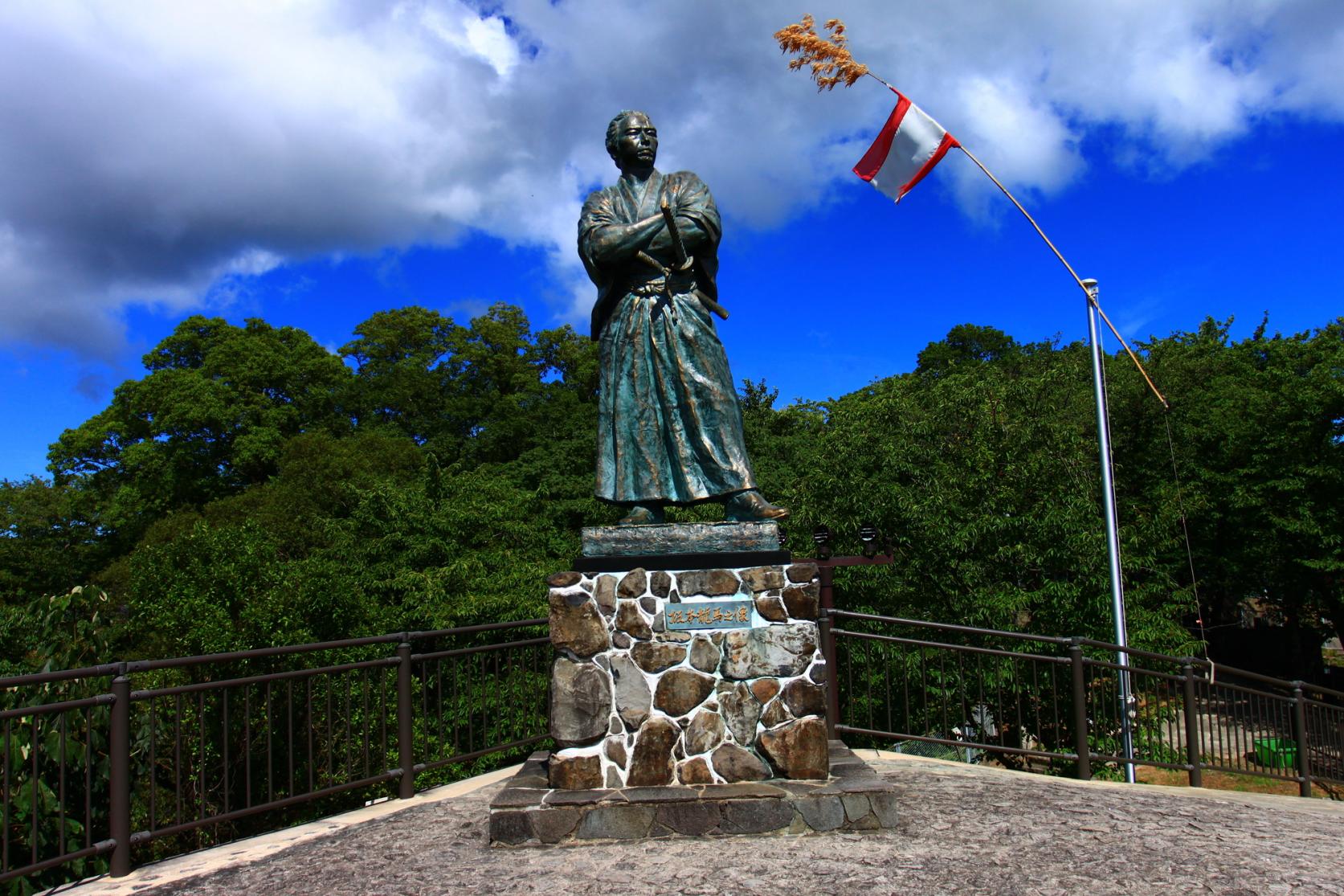 Statue of Sakamoto Ryoma in Kazagashira Park-1