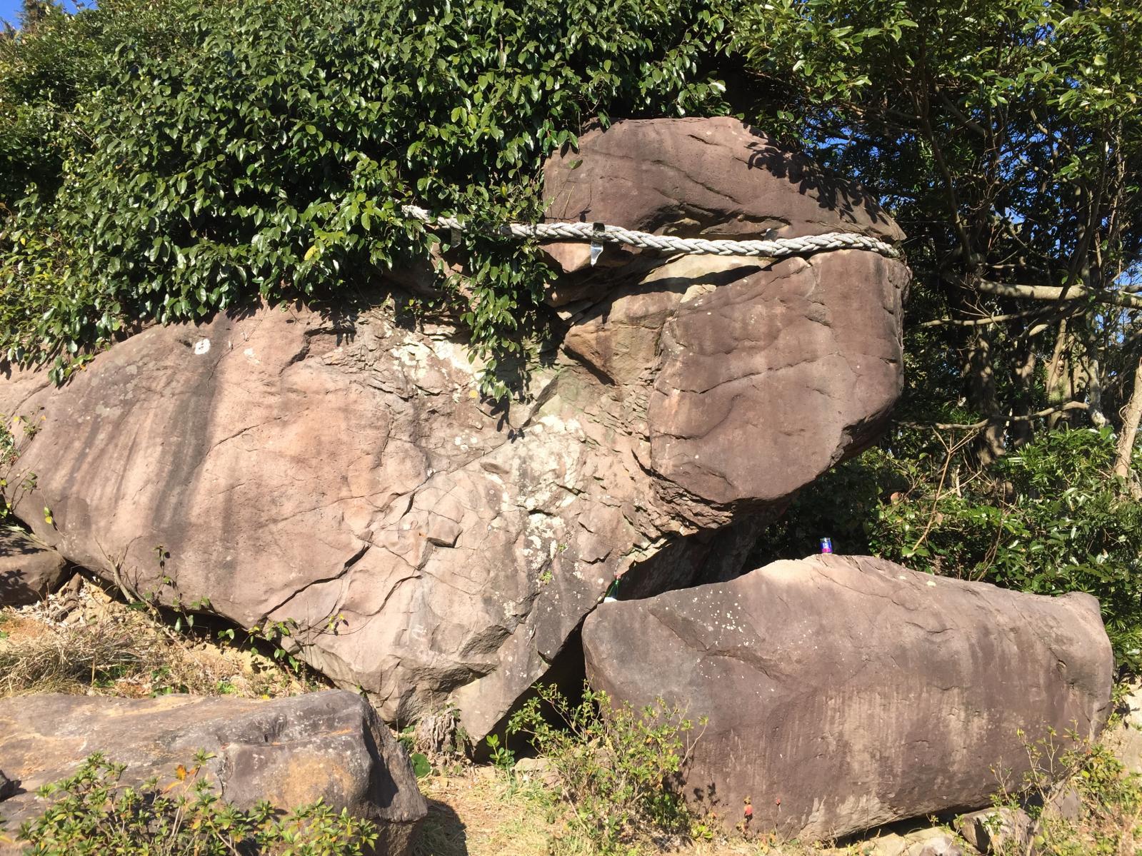 巣食石（女嶽神社的神体）-2