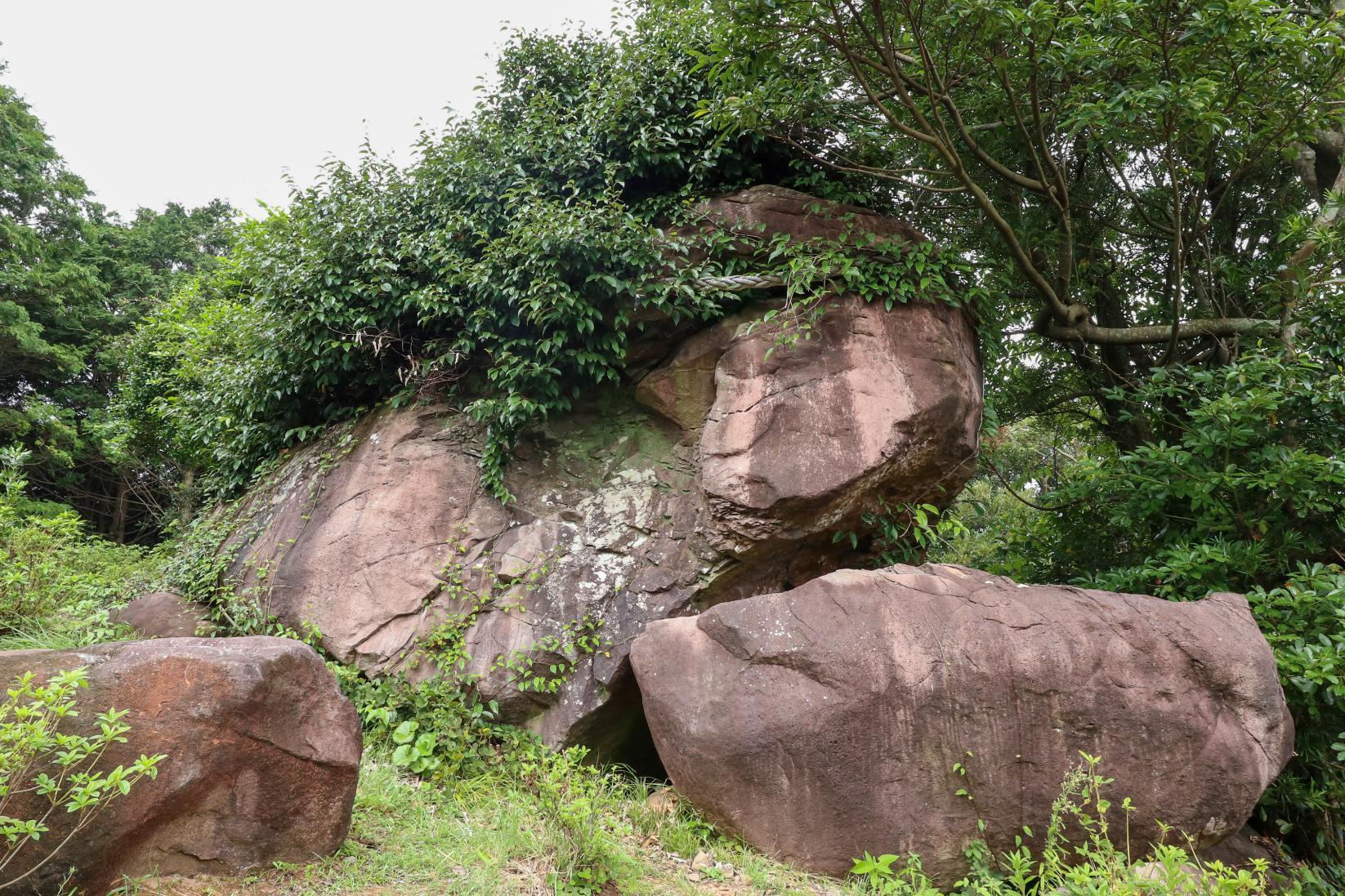 巣食石（女嶽神社的神體）-1