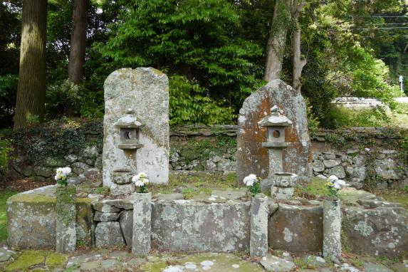 メンシアの拝塔と水盤-0