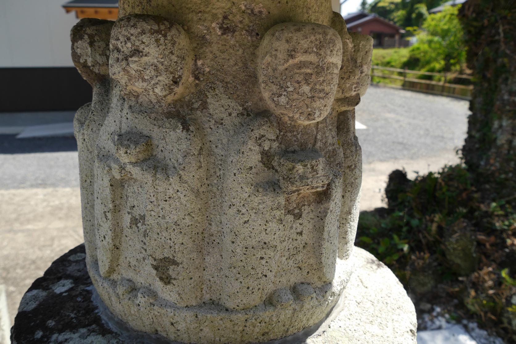 メンシアの拝塔と水盤-4