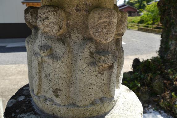 メンシアの拝塔と水盤-4