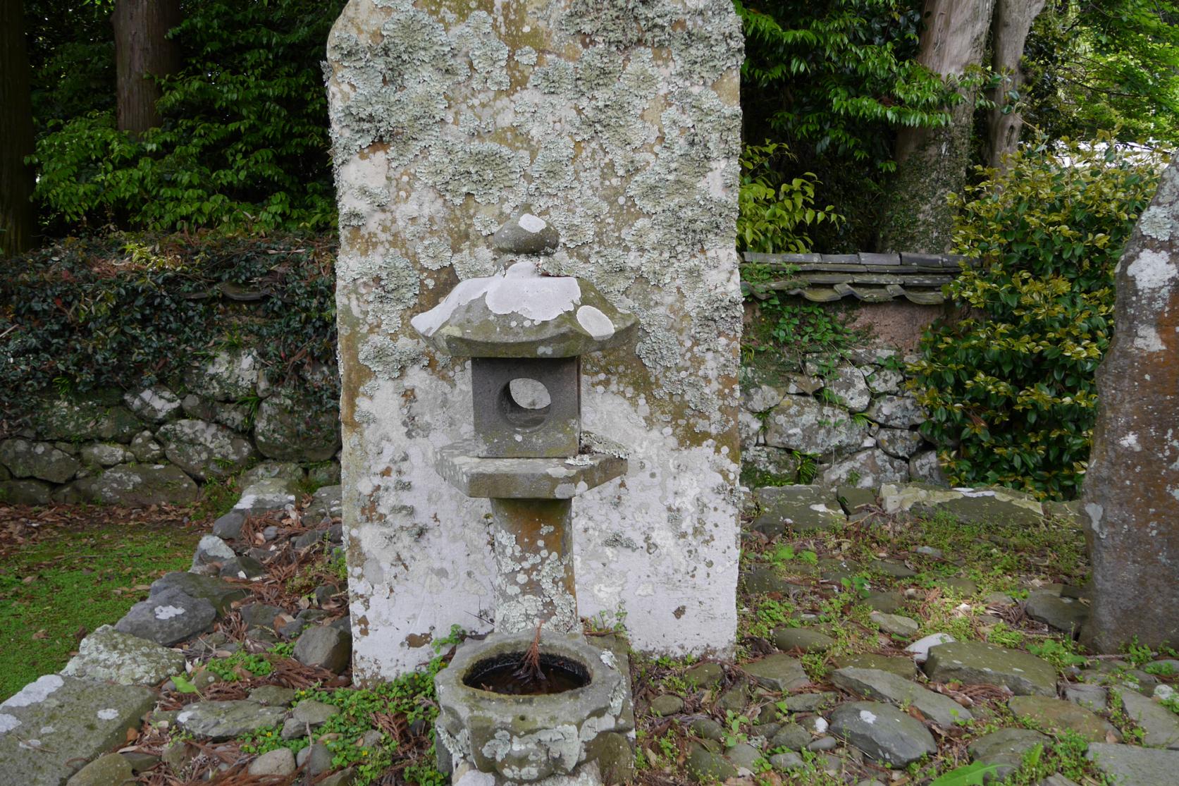 メンシアの拝塔と水盤-1