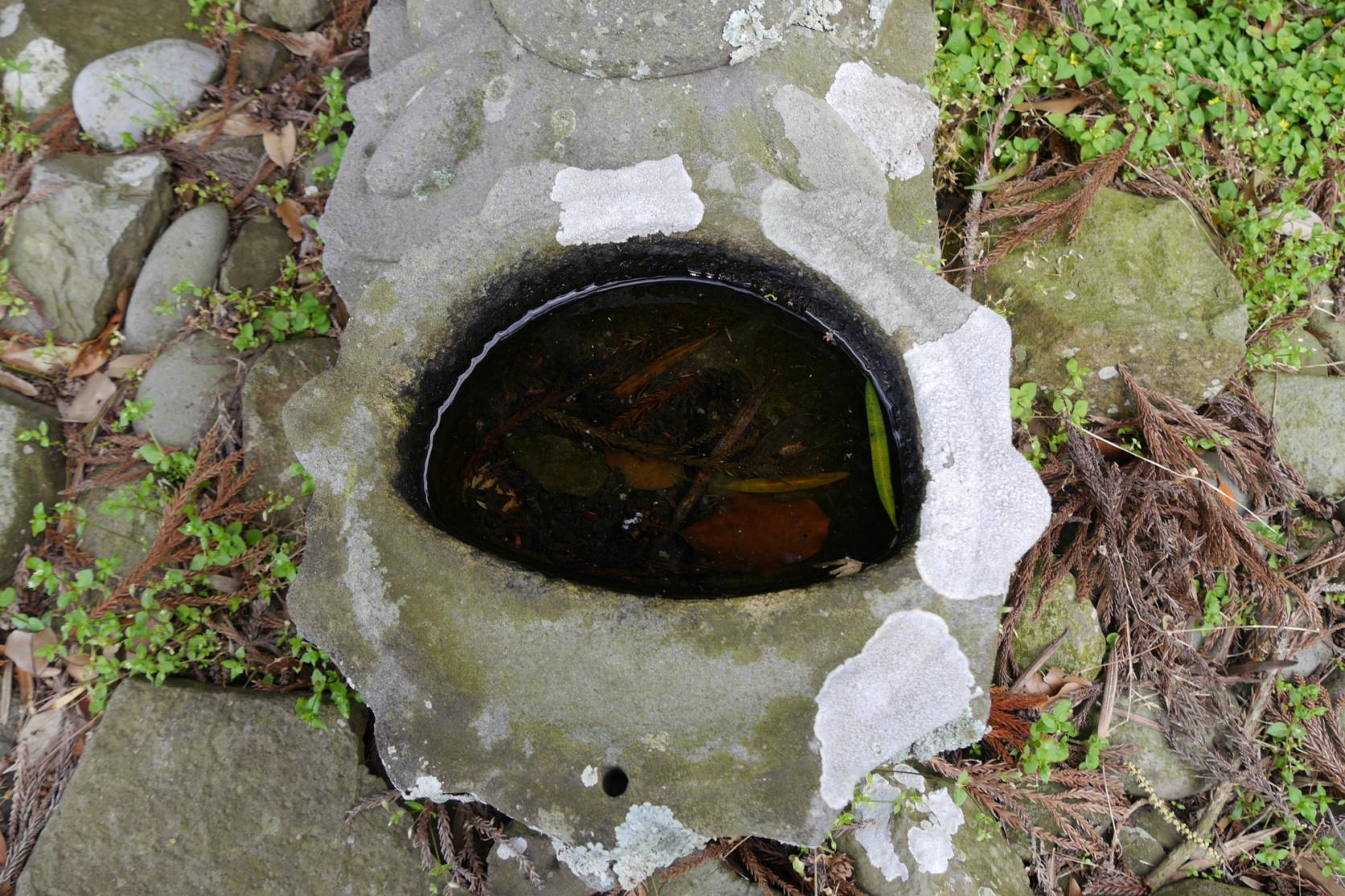 メンシアの拝塔と水盤-2