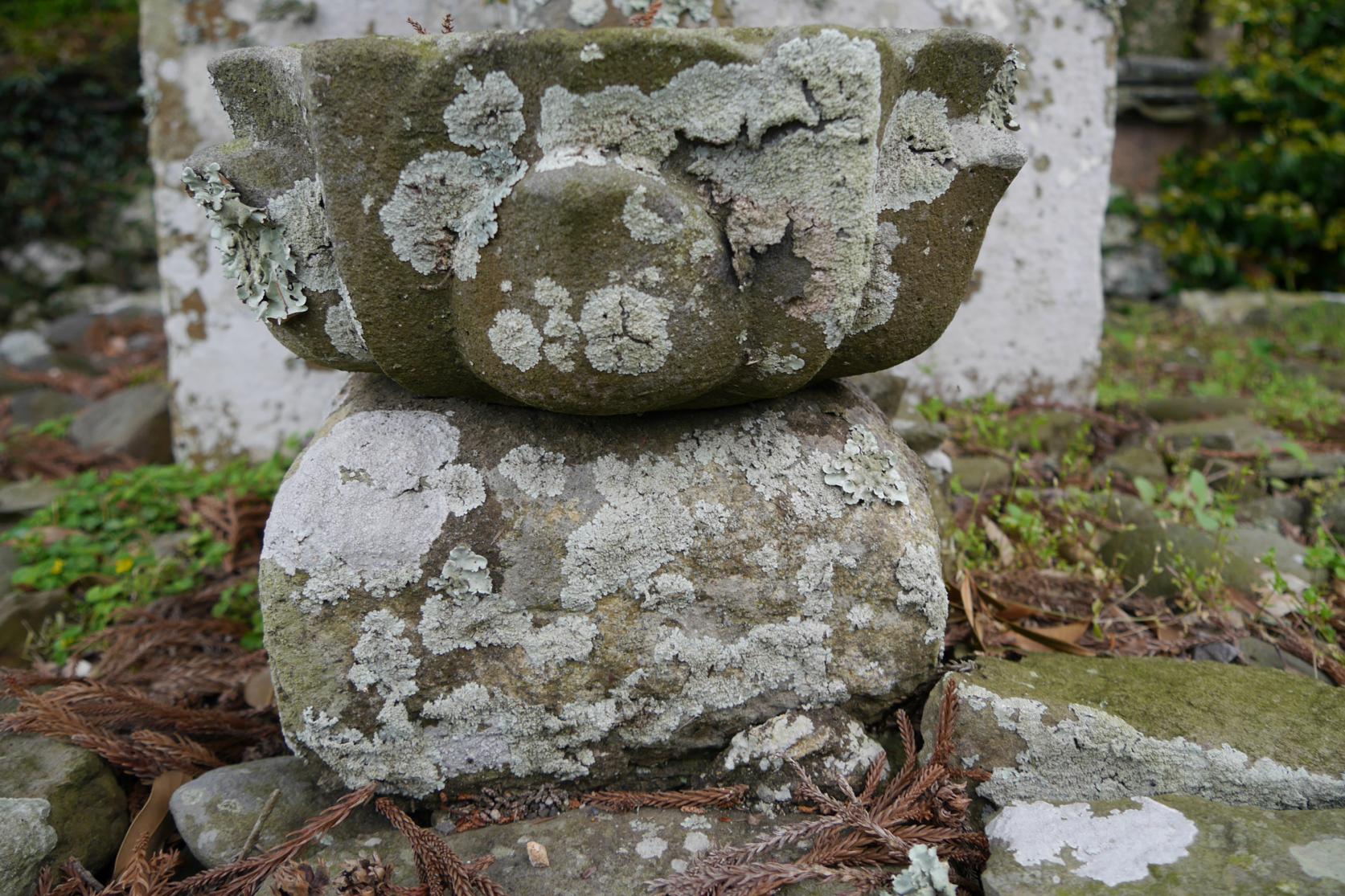 メンシアの拝塔と水盤-3