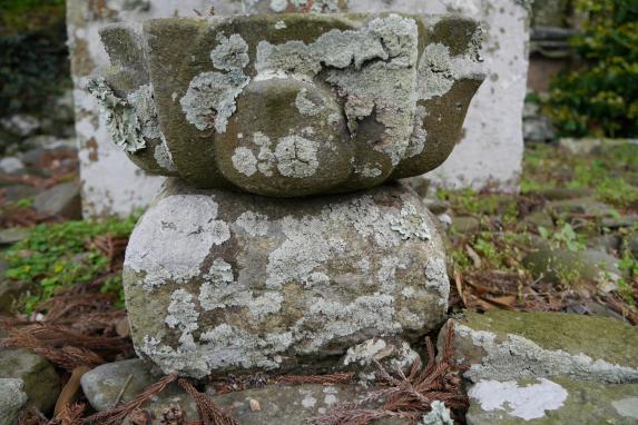 メンシアの拝塔と水盤-3