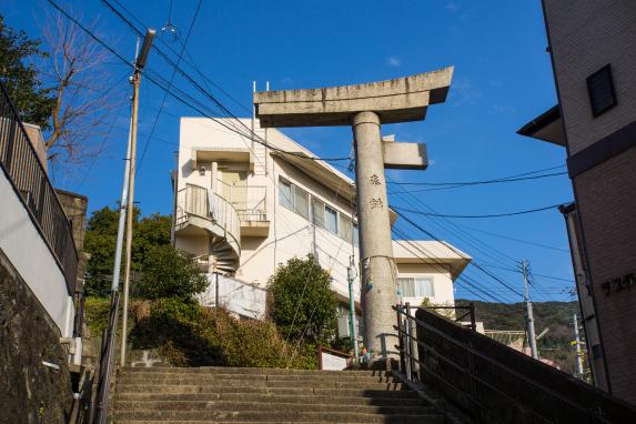 一本柱鳥居（山王神社）-2