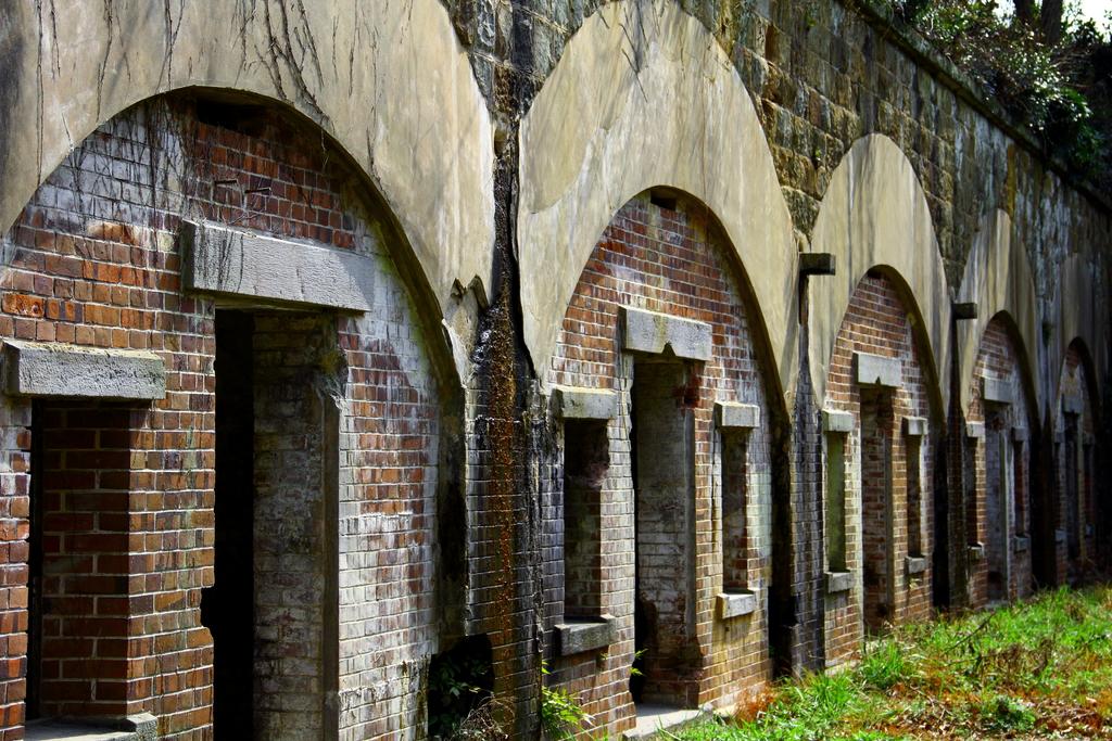 レトロな煉瓦造りの砲台跡 ―姫神山砲台跡―-1