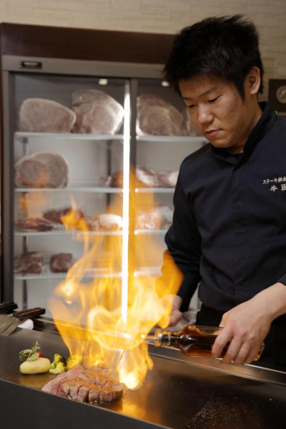 ステーキ鉄板焼き　牛臣-2