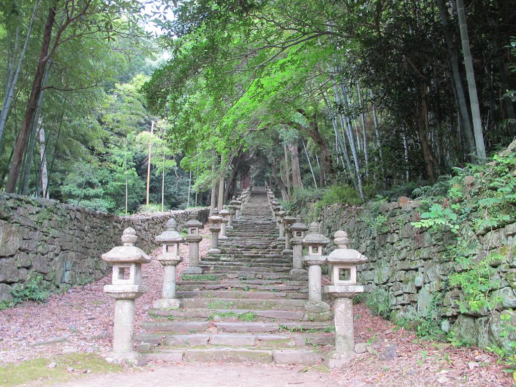 金沢の前田家、萩の毛利家の墓地とともに日本3大墓地と言われる万松院-1