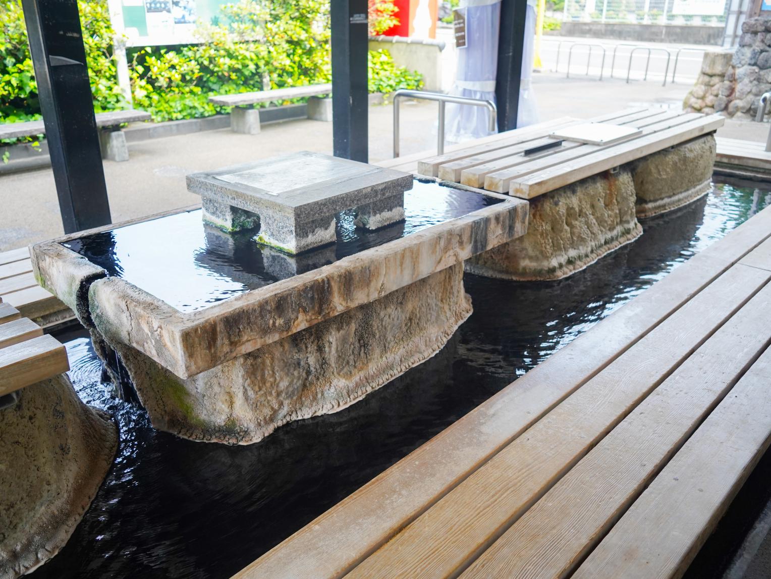 ゆとろぎ足湯-1